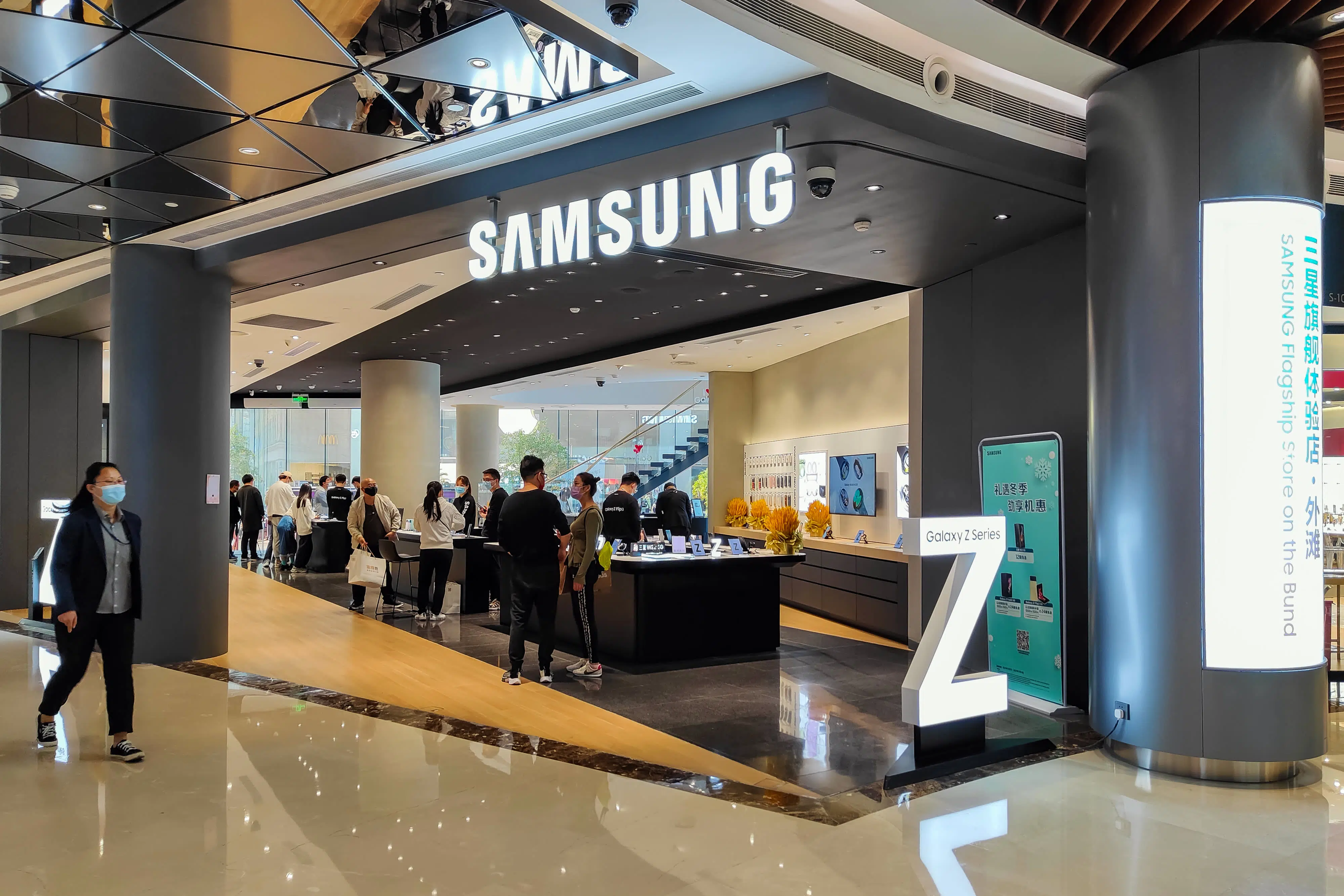 106998064 1641518771345 gettyimages 1236317626 Samsung Flagship Store scaled