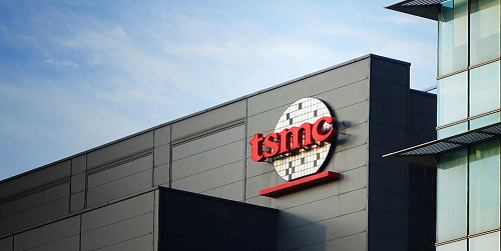 TSMC تنفي شائعات الاستحواذ على مصانع إنتل وتؤكد استراتيجيتها المستقلة