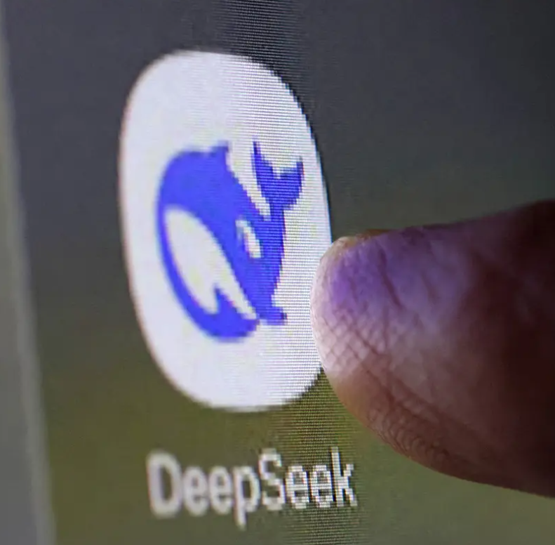 تيم كوك يُشيد بـ DeepSeek رغم الجدل الدائر حولها