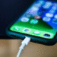 آبل تعزّز بطاريات آيفون بالذكاء الاصطناعي في نظام iOS 19 المرتقب