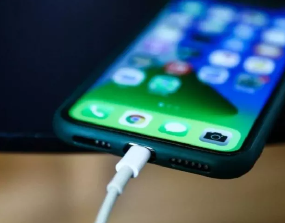 آبل تعزّز بطاريات آيفون بالذكاء الاصطناعي في نظام iOS 19 المرتقب