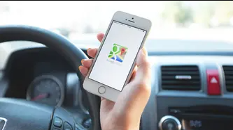 خرائط غوغل تُضلّ سائقًا في الهند وتُسقط السيارة في مجرى مائي