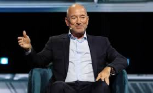 جيف بيزوس يوجّه رسالة لجيل زد الخبرة أولًا قبل تأسيس الشركات