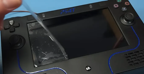 تحويل PS4 إلى جهاز ألعاب محمول بشاشة OLED في مشروع DIY مذهل