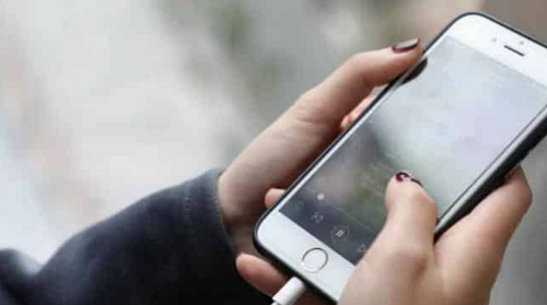 هل يؤثر استخدام الهاتف أثناء الشحن على عمر البطارية