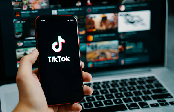برنامج تيك توك وبلوسوم يدعم شركات الذكاء الاصطناعي للتوسع في السعودية