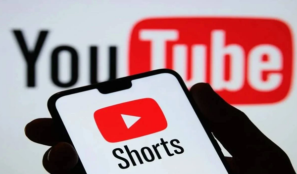 تشغيل Shorts تلقائياً على يوتيوب يثير غضب المستخدمين.. ميزة جديدة أم خلل؟