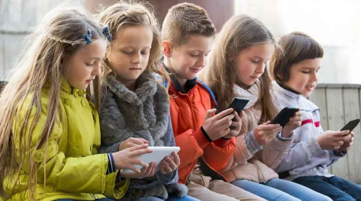 فرنسا تحجب مشروع حظر استخدام مواقع التواصل لمن هم دون 15 عامًا 1