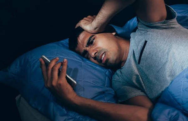 لماذا يجذب اهتزاز الهاتف انتباهك فورًا؟ تأثير الإشعارات على الدماغ والتركيز 50 لماذا يجذب اهتزاز الهاتف انتباهك فورًا؟ تأثير الإشعارات على الدماغ والتركيز