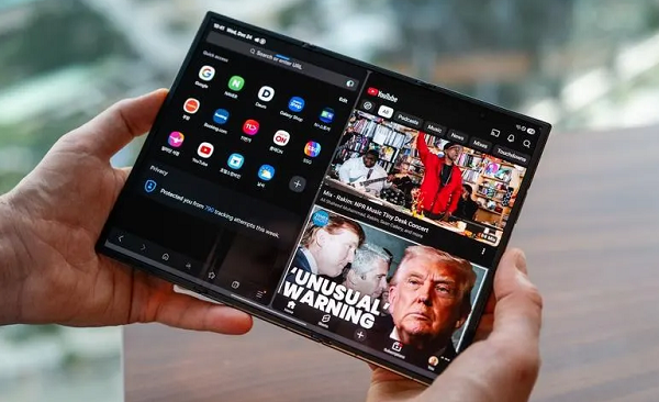 هاتف جينسن هوانغ.. لماذا يفضل Galaxy Z Fold 8 على آيفون ديو؟ 2 هاتف جينسن هوانغ.. لماذا يفضل Galaxy Z Fold 8 على آيفون ديو؟
