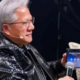 هاتف جينسن هوانغ. لماذا يفضل Galaxy Z Fold 8 على آيفون ديو؟ 1