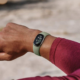 سوار Fitbit Edge الجديد. شاشة OLED وبطارية تدوم أسبوعًا 1
