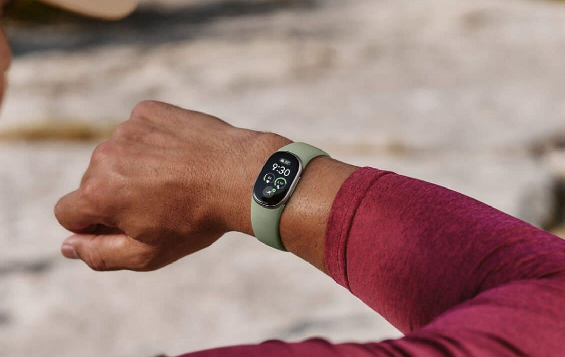 سوار Fitbit Edge الجديد. شاشة OLED وبطارية تدوم أسبوعًا 1