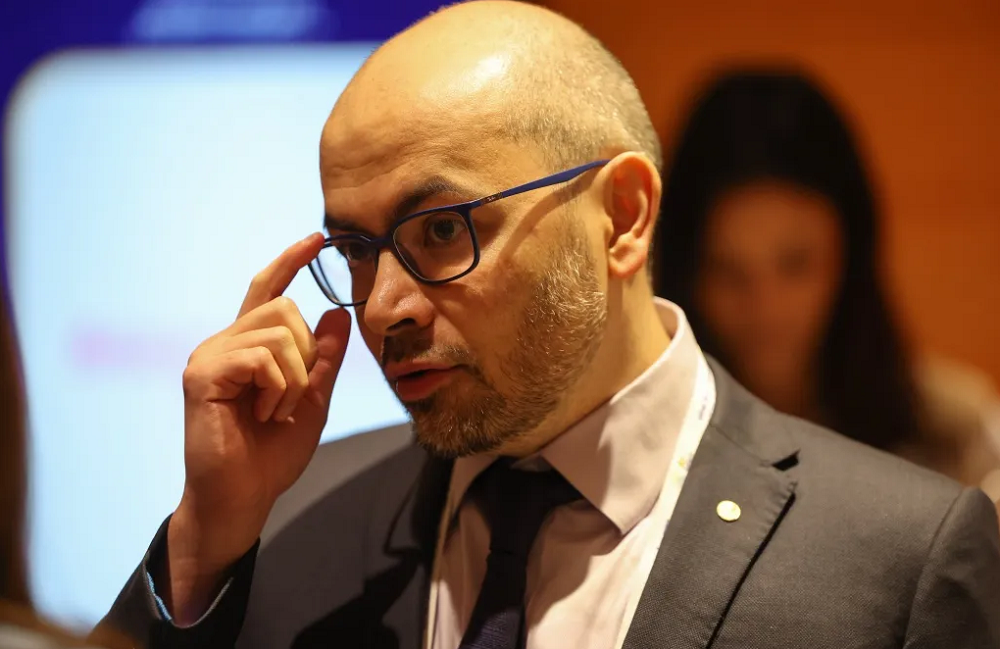 هيئة دولية لتنظيم الذكاء الاصطناعي. رئيس ديب مايند يحذر من اختراقات وشيكة